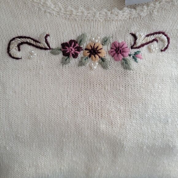 Capacity Sweater Women's Medium Embroidered Short Sleeve Vintage Style Boxy NEW - Picture 3 of 8